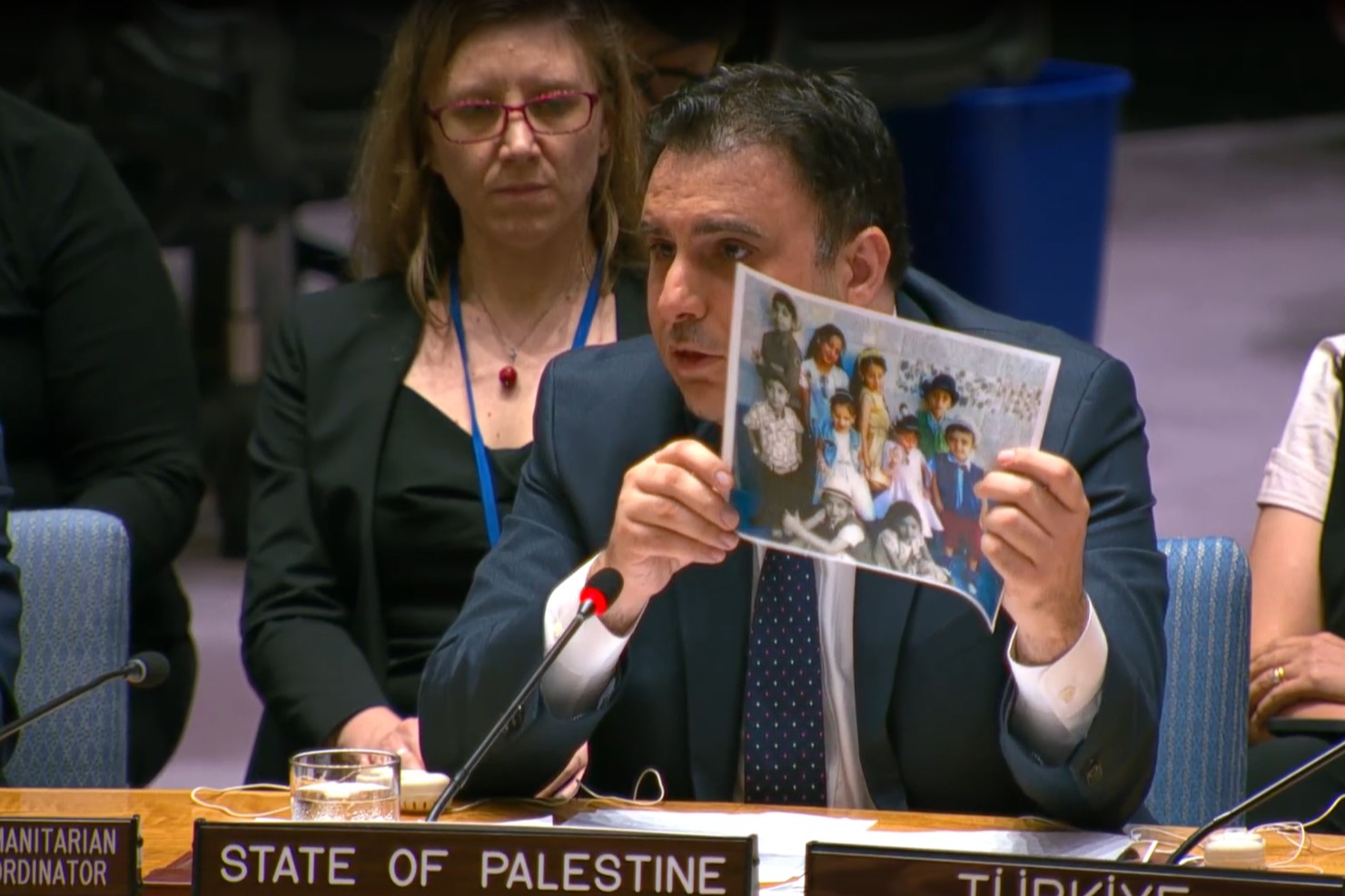 السفير ماجد بامية يعرض صورا لأطفال استشهدوا خلال العدوان الإسرائيلي المتواصل على قطاع غزة